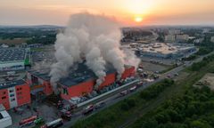 Gigantyczny pożar nieopanowany. Nad miastem kłęby żółtego dymu