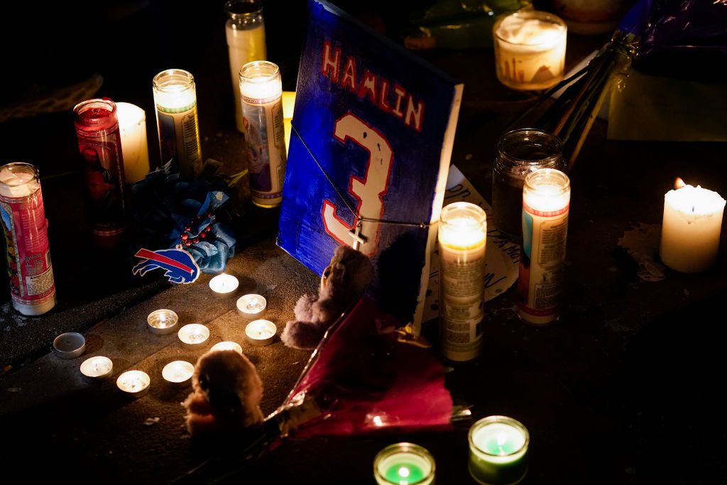 Kibice czuwają pod szpitalem, w którym przebywa Damar Hamlin z Buffalo Bills