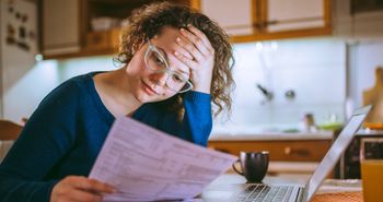 Kiedy najlepiej włączyć pralkę, żeby rachunki były niższe?