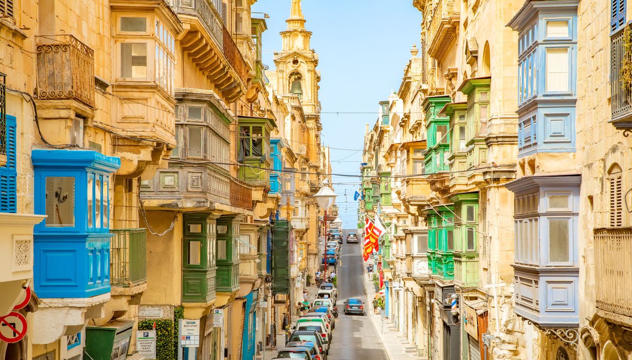 Valletta tempts with many monuments and atmospheric streets.