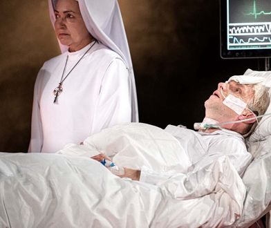 Polski papież nie żyje. Na scenie pokazano śmierć Jana Pawła II - minuta po minucie