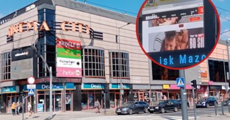 Środek dnia w centrum Częstochowy, a na telebimie... film dla dorosłych
