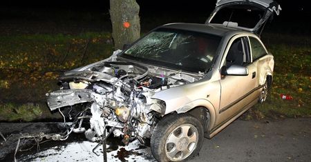 Wypadek w Kościelnej Wsi. 26-latek bez prawa jazdy uderzył w drzewa