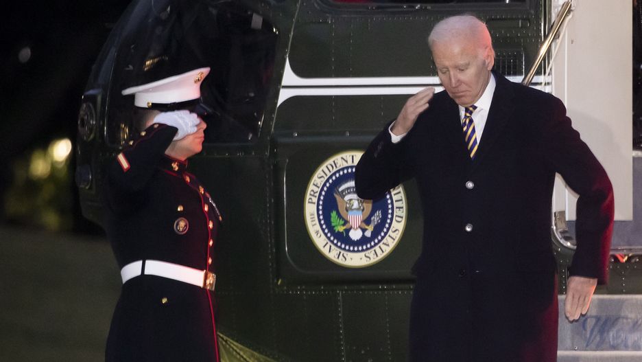 US President Joe Biden (R) salutes a US Marine (L) as he walks off Marine One upon arriving at the South Lawn of the White House, in Washington, DC, USA, 31 January 2023. Biden returns from a daytrip to New York City. EPA/MICHAEL REYNOLDS / POOL Dostawca: PAP/EPA.