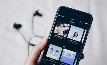 Spotify w Polsce daleko przed YouTube Music. Ale przyciąga na krócej