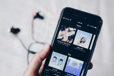 Spotify na smartfonie, fot. unsplash