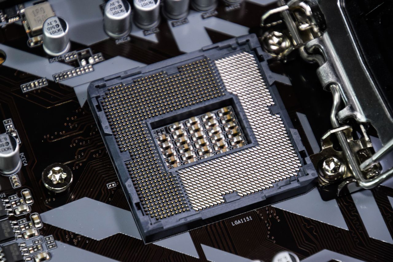 Intel Core i9-9900K uruchomiony i podkręcony do 5,5 GHz na płycie z chipsetem Z170