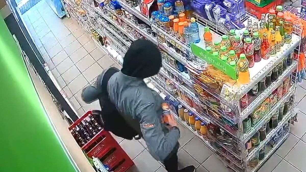 Moment kradzieży w Żabce zarejestrowany przez kamerę