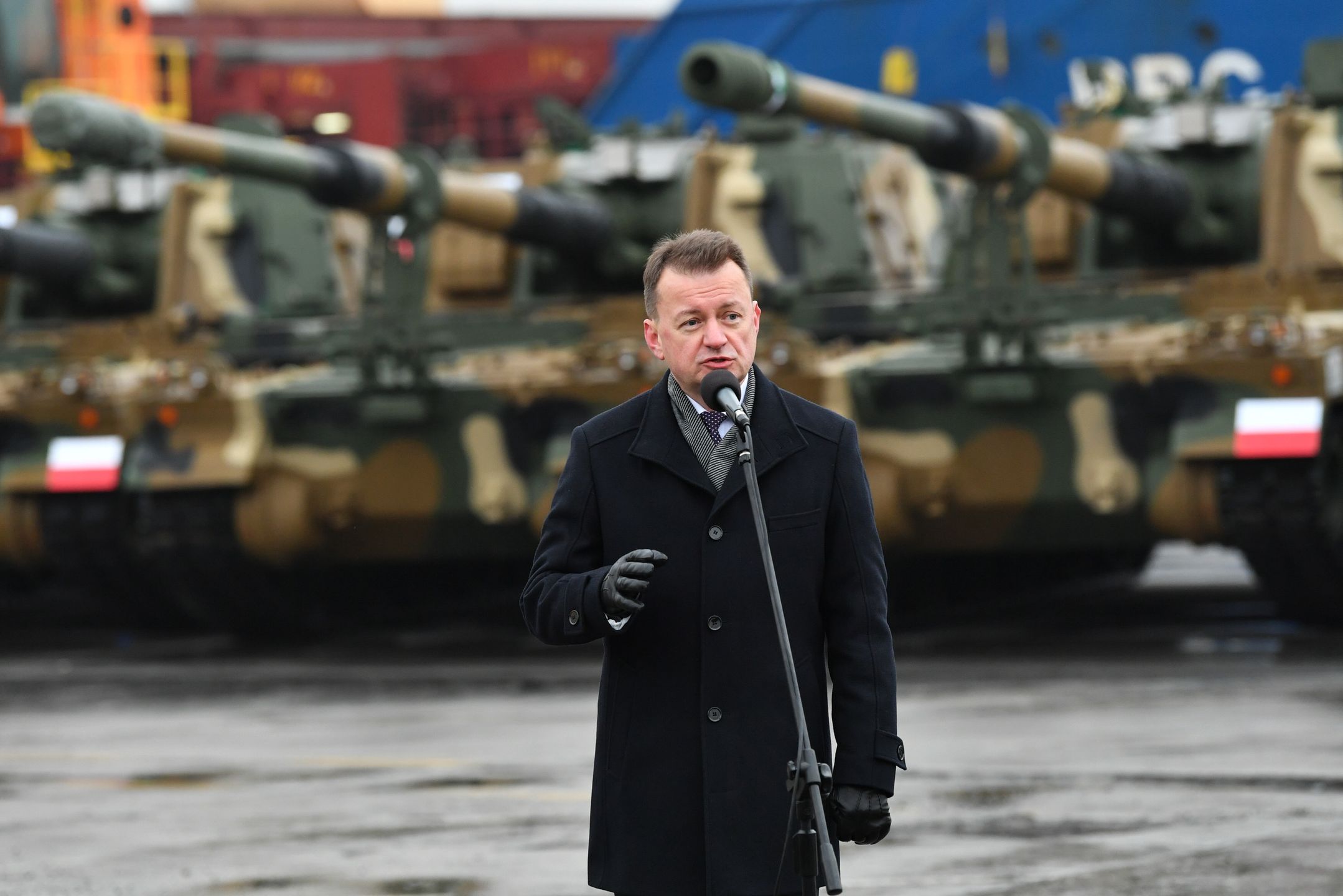 Gdynia, 06.12.2022. Wicepremier, minister obrony narodowej Mariusz Błaszczak podczas odbioru pierwszych koreańskich czołgów K2 oraz haubic K9 na terenie Terminalu Kontenerowego w Gdyni, 6 bm. (sko) PAP/Adam Warżawa