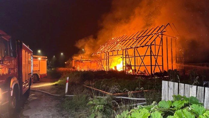Ignalin: Ogromny pożar stodoły. W środku 1,5 tony akumulatorów