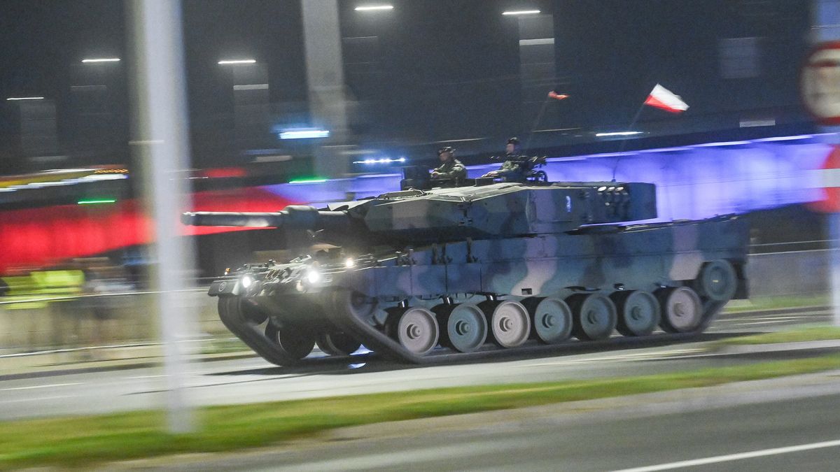 Warszawa, 09.08.2025. Próba na warszawskiej Wisłostradzie, w nocy z 9 na 10 bm., w ramach przygotowań do defilady z okazji Święta Wojska Polskiego. Tegoroczna defilada wojskowa odbędzie się pod hasłem ?Dziękujemy za Waszą służbę?. (mr) PAP/Piotr Nowak