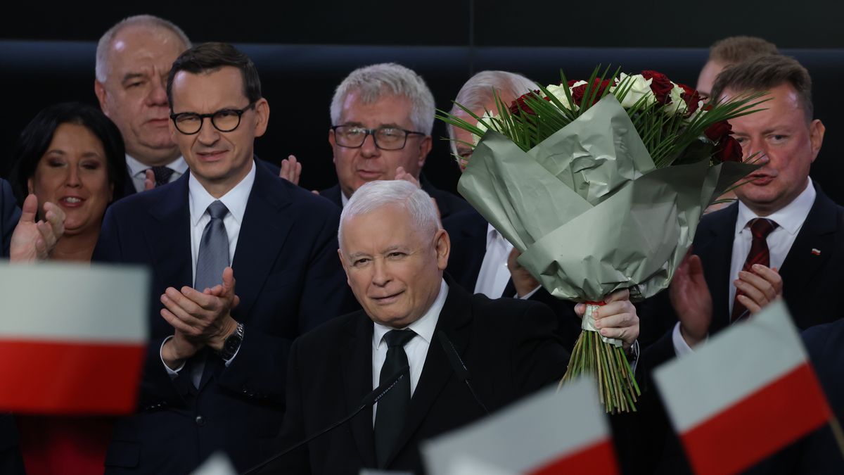 WARSAW, POLAND - OCTOBER 15: Jaroslaw Kaczynski (C), leader of the ruling national conservative Law and Justice party (PiS), speaks to supporters at PiS headquarters following initial results in Polish parliamentary elections as Mateusz Morawiecki (L), Polish Prime Minister and leading PiS member, looks on on October 15, 2023 in Warsaw, Poland. Poles have been voting today to decide whether PiS will govern for a third consecutive term or whether a coalition of center-left, pro-European parties will be given the opportunity to form a government. Also on the ballot is a referendum introduced by the current government over EU migration reform. (Photo by Sean Gallup/Getty Images)