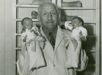 Martin A. Couney, znany jako Doktor Inkubator, pozuje z dwójką 