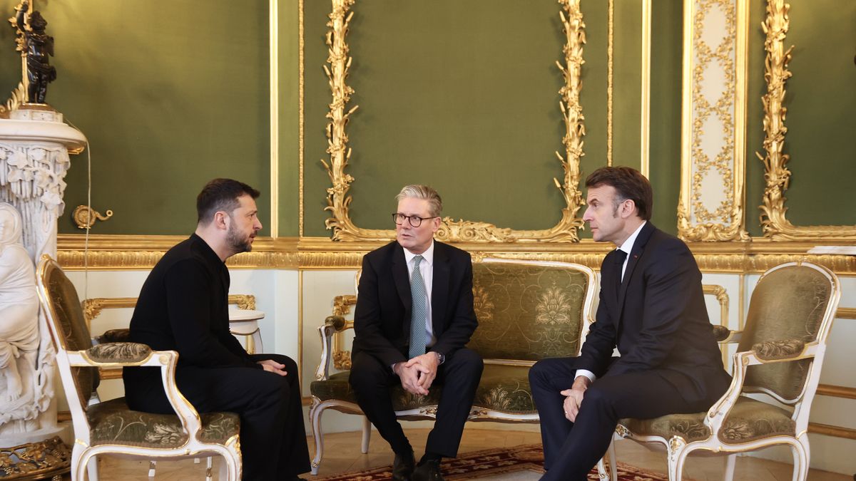 LONDON, UNITED KINGDOM - MARCH 02: (----EDITORIAL USE ONLY - MANDATORY CREDIT - 'SIMON DAWSON / NO 10 DOWNING STREET / HANDOUT' - NO MARKETING NO ADVERTISING CAMPAIGNS - DISTRIBUTED AS A SERVICE TO CLIENTS----) British Prime Minister Keir Starmer speaks with Ukrainian President Volodymyr Zelensky and French President Emmanuel Macron as he hosts a European Leaders Summit at Lancaster House in London, United Kingdom on March 02, 2025. (Photo by Simon Dawson / No 10 Downing Street / Handout/Anadolu via Getty Images)