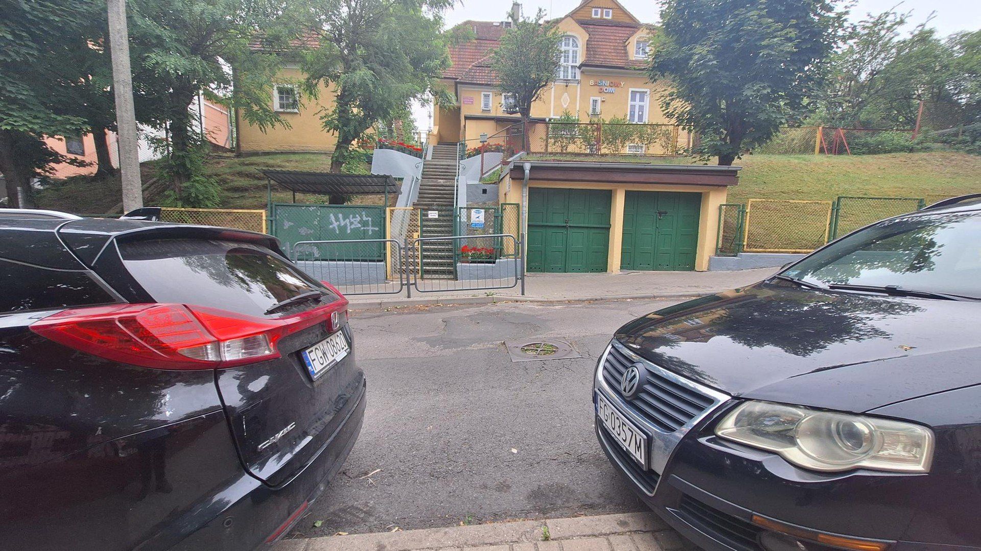 Miejsca parkingowe &#34;kiss &amp; ride&#34; powstaną po lewej stronie jednokierunkowej jezdni.