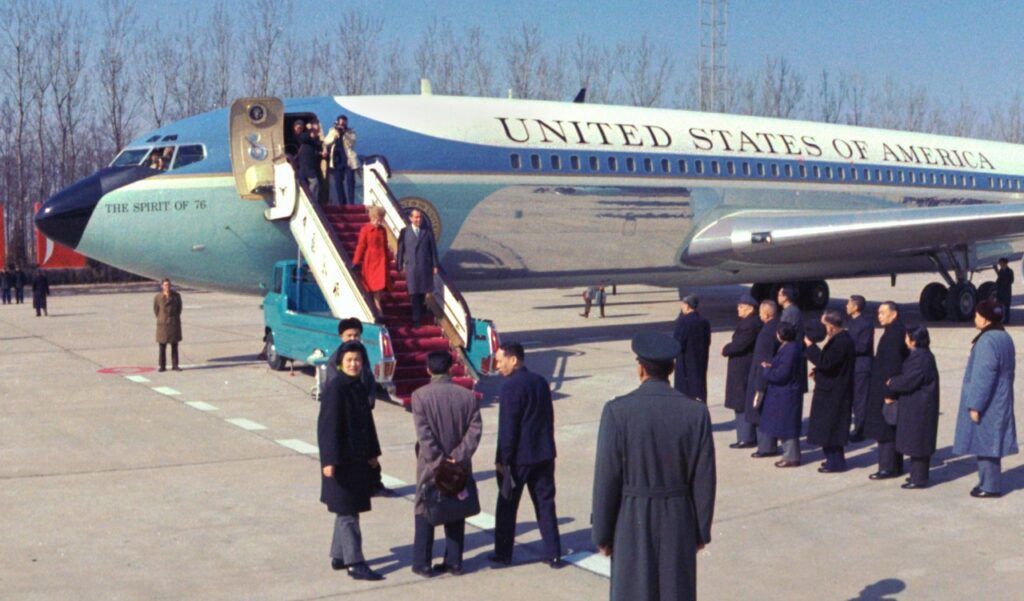 Richard Nixon z małżonką wysiadają z VC-137C 62-6000