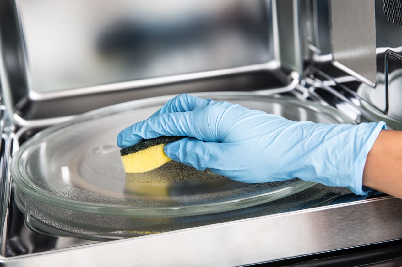 How to clean a microwave?