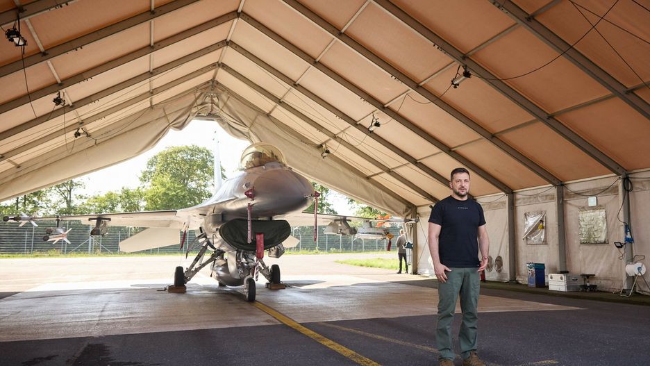 Prezydent Wo?odymyr Ze?enski w Danii
This photograph taken and released by the Ukrainian Presidential Press Service on August 20, 2023, shows Ukraine's President Volodymyr Zelensky standing next to a Danish F-16 fighter jet in a tent at the Skrydstrup Airbase in Vojens. Washington has told Denmark and the Netherlands that they will be permitted to hand over their F-16 fighter jets to Ukraine when the country's pilots are trained to operate them, the US State Department said on August 18, 2023. Both Denmark and the Netherlands are leading the program to train Ukraine's pilots on the F-16. (Photo by Handout / UKRAINIAN PRESIDENTIAL PRESS SERVICE / AFP) / RESTRICTED TO EDITORIAL USE - MANDATORY CREDIT "AFP PHOTO / UKRAINIAN PRESIDENTIAL PRESS SERVICE" - NO MARKETING NO ADVERTISING CAMPAIGNS - DISTRIBUTED AS A SERVICE TO CLIENTS
HANDOUT