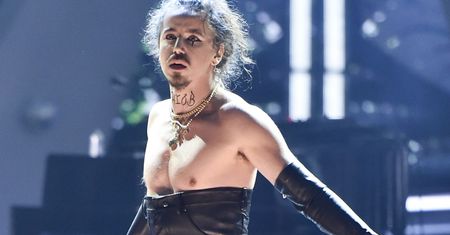 Michał Szpak w zdumiewającej stylizacji. Śpiewając, miał łzy w oczach