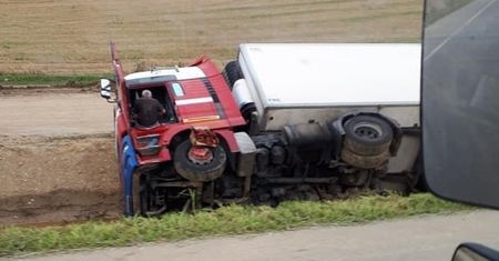 Węgry. Polski kierowca miał wypadek. Kilka dni mieszkał w kabinie przewróconego TIR-a