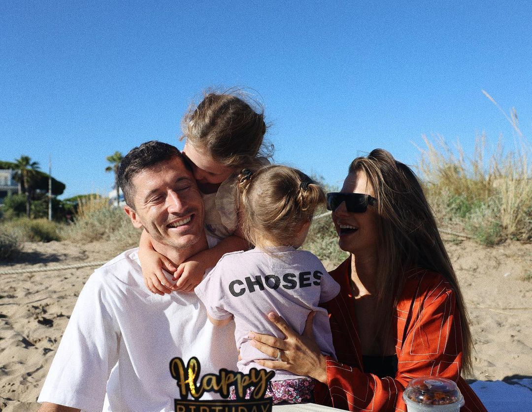Anna i Robert Lewandowscy z córkami 