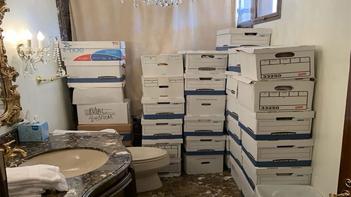 Tajne dokumenty, które wyniósł prezydent Donald Trump, znaleziono m.in. pod prysznicem w jego rezydencji Mar-a-Lago