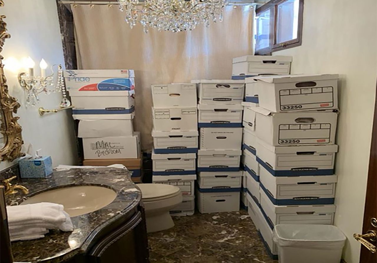 Donald Trump trzymał tajne dokumenty pod prysznicem. Ujawnili zdjęcia z jego rezydencji