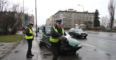 Samochód wjechał w przystanek
