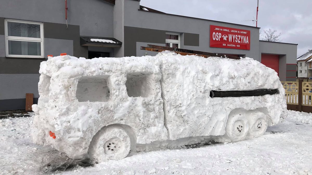 Nowy wóz ma nawet otwartą kabinę i oryginalny wąż strażacki.