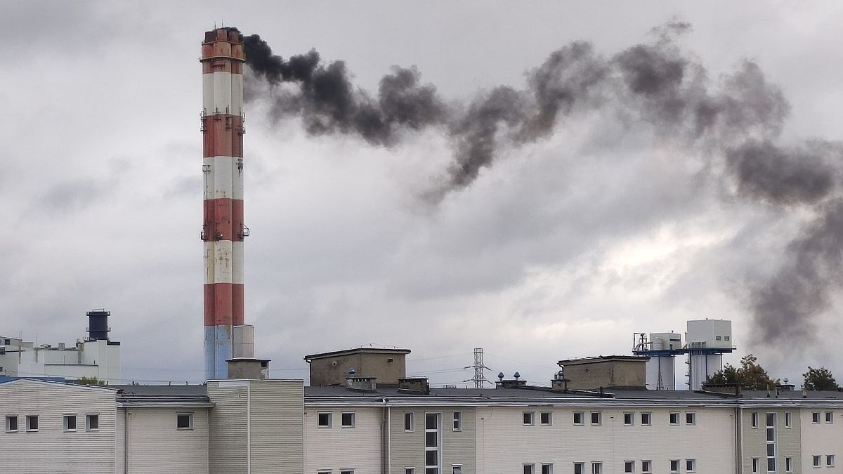 Czarny dym z komina Elektrociepłowni Lublin-Wrotków