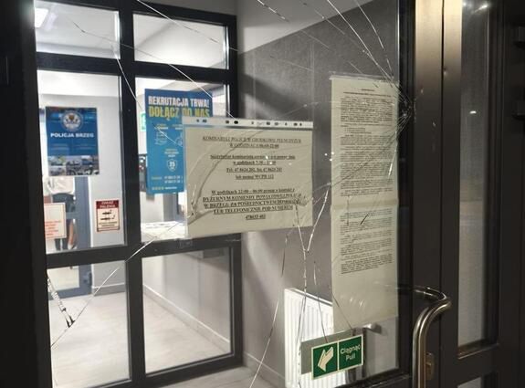 "Kamień w drzwi komisariatu i wódka w żyłach" – 32-latek w kilka minut wpadł w ręce dzielnicowych z Grodkowa
