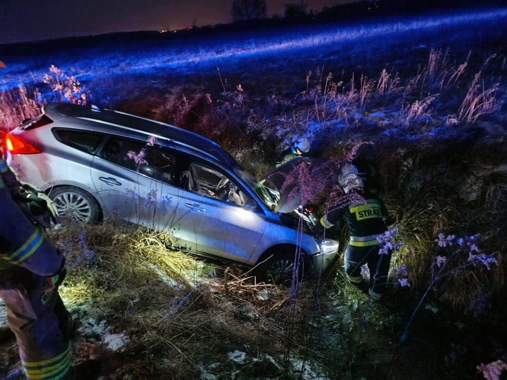 Droga była oblodzona, na zakręcie pojechał prosto. Auto wpadło do rowu