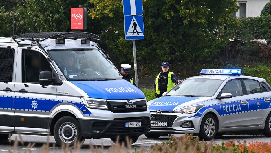 Gdynia, 22.10.2023. Obława na 44-letniego Grzegorza Borysa w Gdyni, 22 bm. Mężczyzna podejrzany jest o zabójstwo swojego 6-letniego syna. W sobotę prokuratura wydała postanowienie o przedstawieniu Grzegorzowi Borysowi zarzutu przestępstwa z art. 148 par. 2 pkt 1 kk, czyli zabójstwa ze szczególnym okrucieństwem. Skierowano również wniosek do sądu o tymczasowe aresztowanie mężczyzny. Grzegorz Borys jest poszukiwany listem gończym jako podejrzany na terenie całego kraju. (ad) PAP/Adam Warżawa