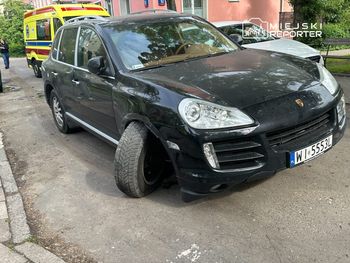 Kolizja na osiedlowej uliczce. Uszkodzone cztery auta