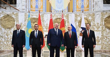 Mroził Putina i innych przywódców. 16 stopni w pałacu