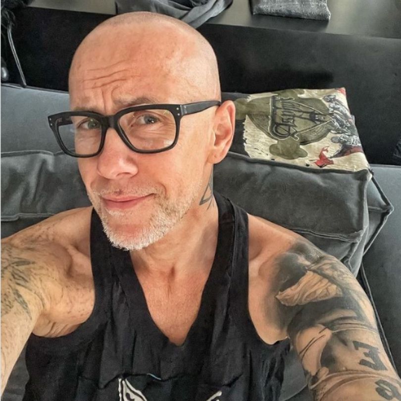 Nergal prezentuje nową fryzurę i kpi z Bruce'a Willisa