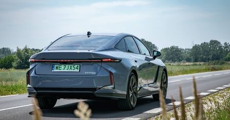 Nowy Lexus ES wchodzi do wyższej ligi. Czy to idealna limuzyna flotowa?
