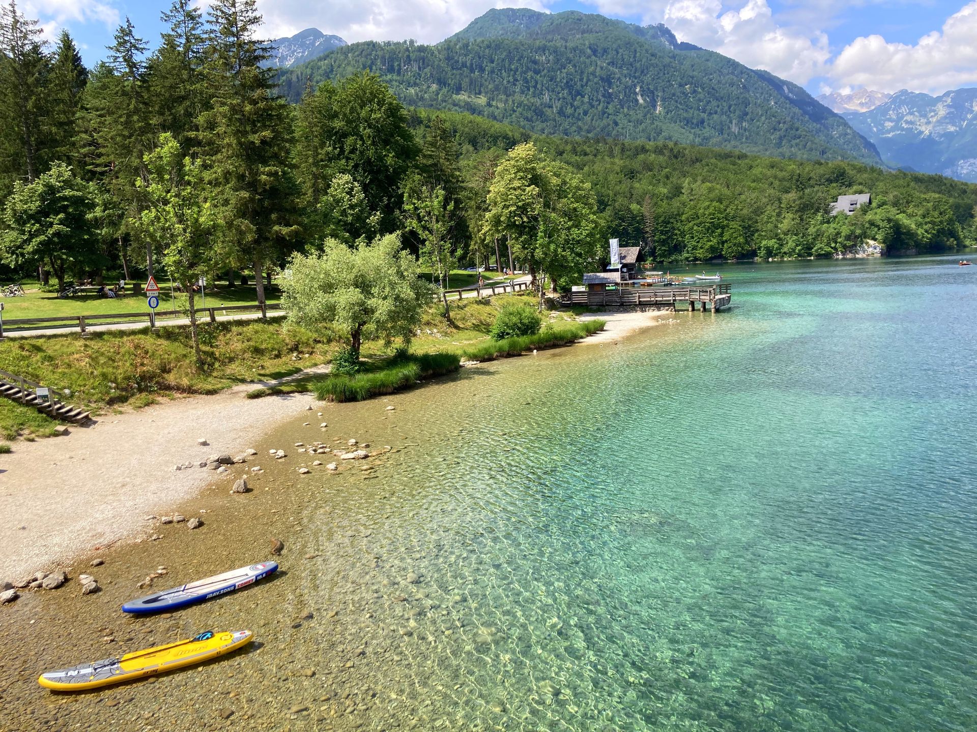 Jezioro Bohinj to świetne miejsce dla fanów aktywnego wypoczynku