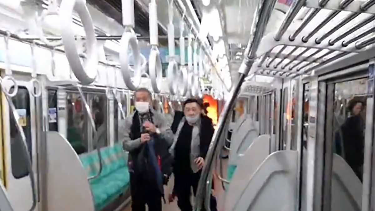 Ludzie w popłochu uciekali z płonącego wagonu