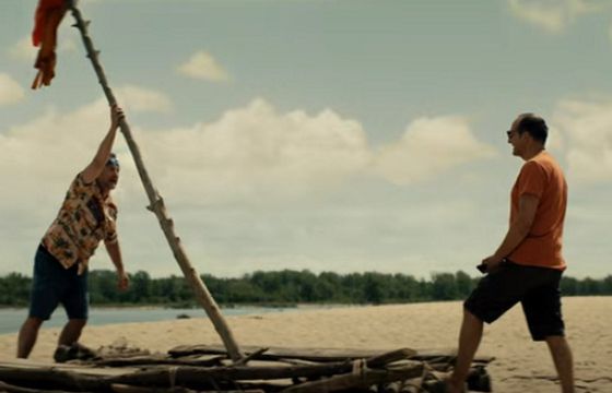 Górski i Cieślak próbują przetrwać na plaży w reklamie Orange