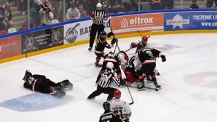 Sosnowiec: Brutalne sceny. Bramkarz i sędzia zwijali się z bólu