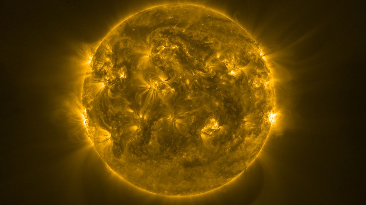Powierzchnia Słońca w promieniowaniu ultrafioletowym. Zdjęcie wykonane w październiku 2023 przez Solar Orbiter.
