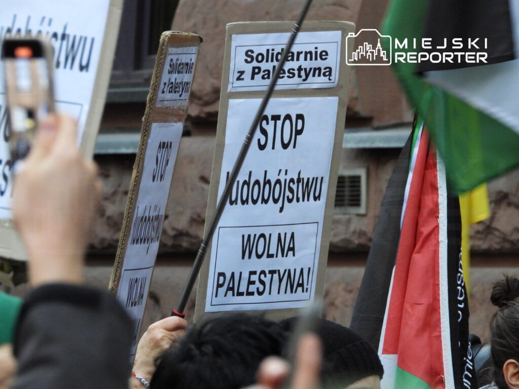 Osoby trzymające transparenty z napisami "STOP ludobójstwu" i "WOLNA PALESTYNA!" podczas manifestacji.