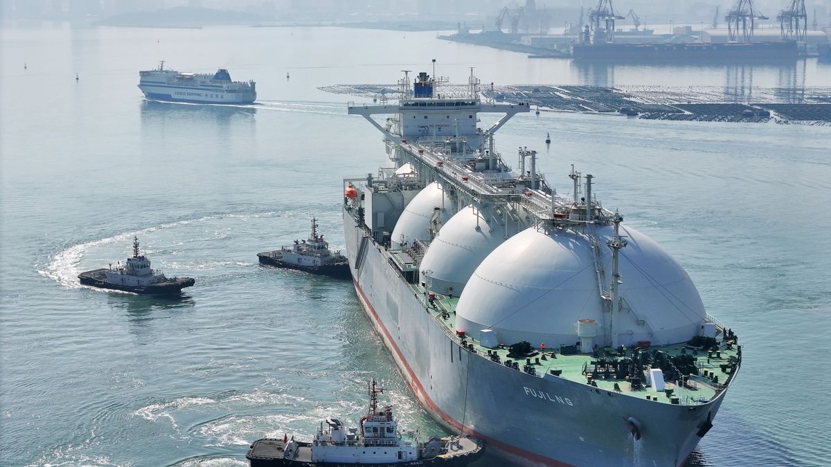 YANTAI, CHINA - FEBRUARY 14 2025: A Fuji LNG tanker sails into the port in Yantai in east China's Shandong province Friday, Feb. 14, 2025. China has retaliated with new tariffs on US imports, including a 15 percent tariff on US liquified natural gas. (Photo credit should read TANG KE / Feature China/Future Publishing via Getty Images)