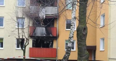 Pożar mieszkania w Łęcznej. 10 osób trafiło do szpitala