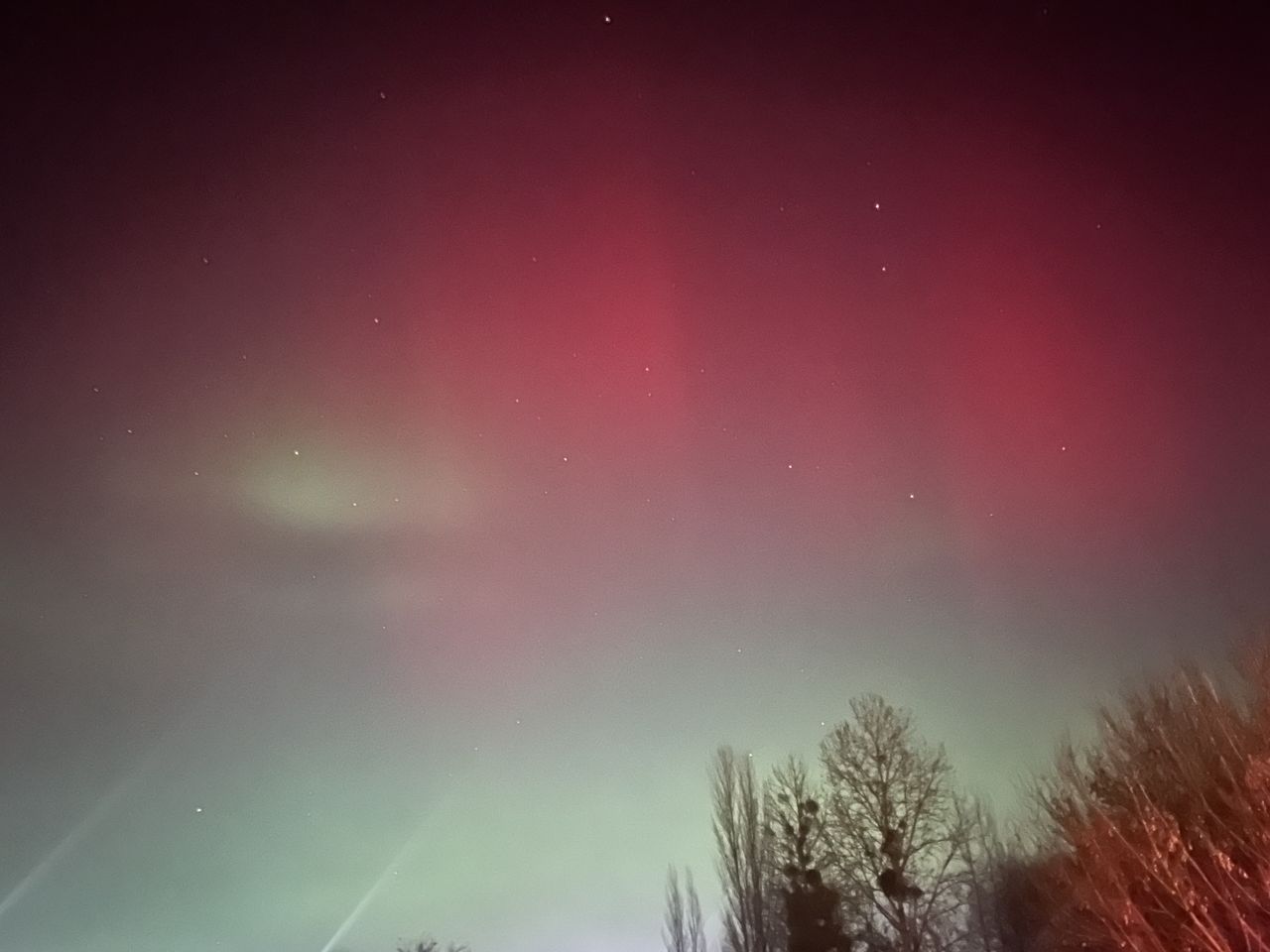 Zorza polarna nad Chodzieżą. Pani Karolina odpowiedziała na nasz apel i przysłała zdjęcia!