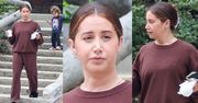 Naturalna Ashley Tisdale w dresie i kapciach spaceruje z kawą w dłoni. Towarzyszyła jej dwuletnia córka (ZDJĘCIA)