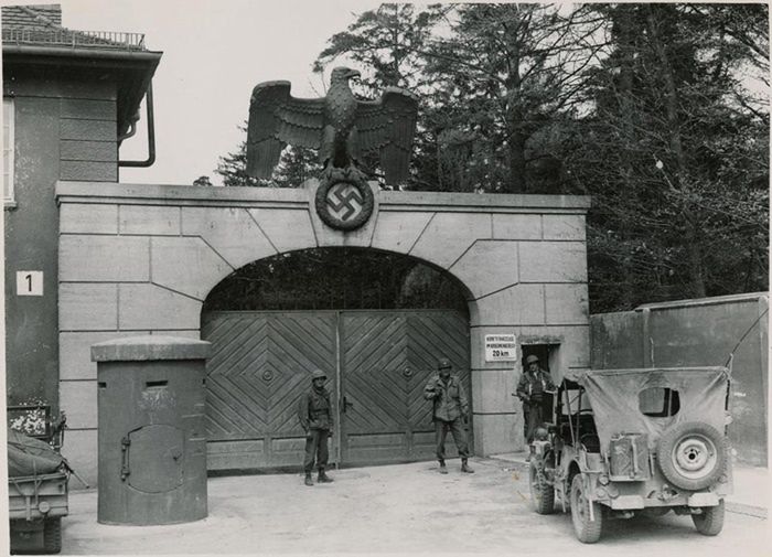 Brama obozu KL Dachau w 1945 r.