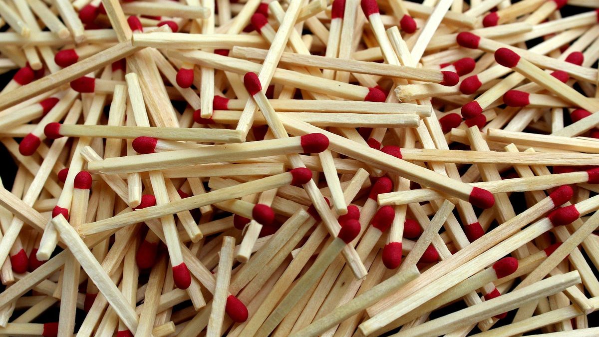 Kiedyś zapas zapałek znajdował się w każdym domu. Dziś sięga po nie coraz mniej klientów
