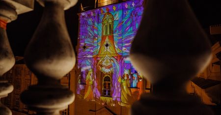 Niepodległościowa iluminacja na fasadzie Wieży Trynitarskiej. Wyjątkowa atrakcja będzie dostępna tylko przez kilka dni